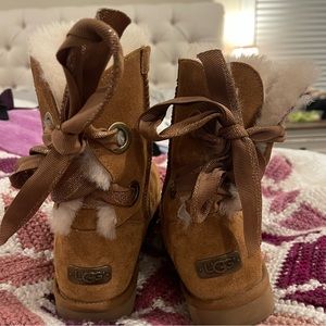 Short uggs with bow tie